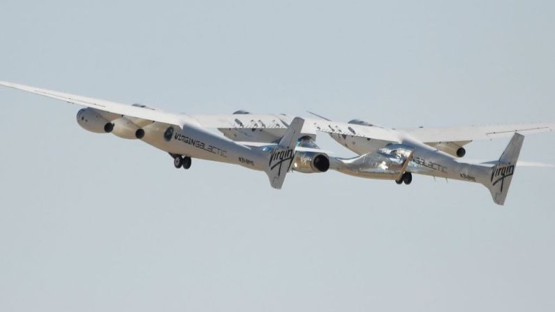 El avión espacial que transporta a Richard Branson despega de Spaceport America, cerca de Truth or Consequences, Nuevo México, el domingo 11 de julio.