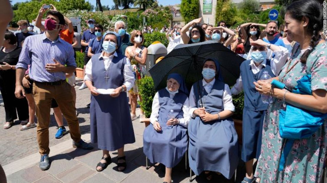 El pontífice también dijo que sus oraciones se dirigieron con frecuencia a Haití en los últimos días, tras el asesinato del presidente Jovenel Moïse y la herida que sufrió su esposa. El papa Francisco, de 84 años, entró al quirófano en el Hospital Gemelli de Roma el pasado domingo, horas después de dirigir la tradicional oración del Ángelus en la plaza de San Pedro. El santo padre se reincorpora poco a poco al trabajo, camina, sus análisis de sangre son "satisfactorios" y "sigue el tratamiento prescrito" tras la intervención quirúrgica de la semana pasada, señaló el sábado un portavoz de la Santa Sede. Se espera que salga del hospital en los próximos días. Un grupo de personas escucha la oración del papa Francisco que da desde el balcón de una ventana del hospital el domingo. Cirugía del papa Francisco, por una diverticulitis Se trataba de "una intervención quirúrgica programada para una diverticulitis estenótica sintomática", según un comunicado de la oficina de comunicación de la Santa Sede en ese momento. La diverticulitis es una inflamación causada cuando las personas desarrollan pequeños sacos en las paredes del colon. Los sacos o bolsas se llaman divertículos. Suele ser asintomática, pero puede causar molestias y, a veces, hemorragias. Se trata de una afección común que afecta a más de la mitad de los adultos en Estados Unidos, según los Institutos Nacionales de Salud de ese país, y es más frecuente a medida que la gente envejece. Hada Messia informó desde Roma y Sharon Braithwaite desde Londres.