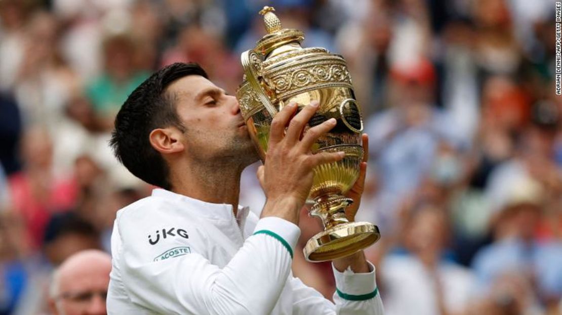 Novak Djokovic besa el trofeo tras vencer al italiano Matteo Berrettini en Wimbledon.