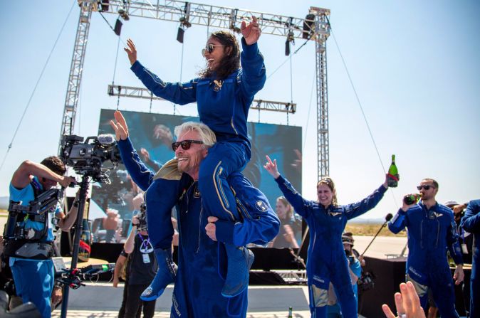 Branson sube en hombros a Sirisha Bandla, miembro de la tripulación, mientras celebran su regreso a la Tierra. Bandla es la segunda mujer nacida en la India que vuela al espacio.