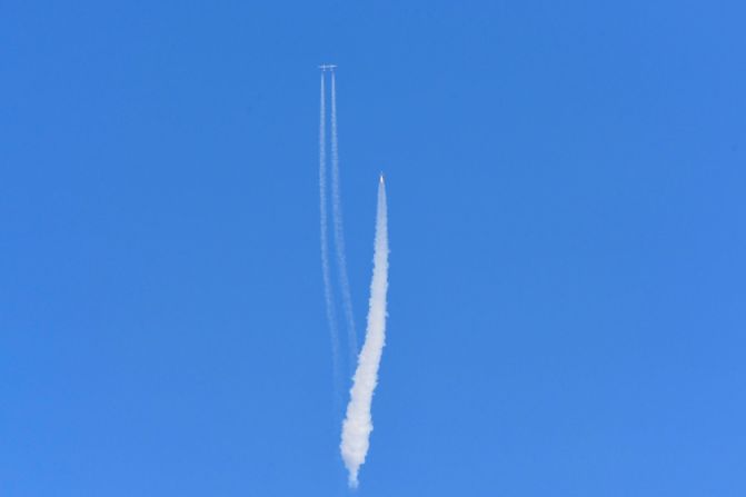 El avión espacial VSS Unity de Virgin Galactic se separa de su nave nodriza y se dirige al espacio.