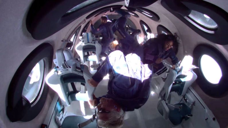 Branson y los demás miembros de la tripulación experimentan la ingravidez en el borde del espacio.