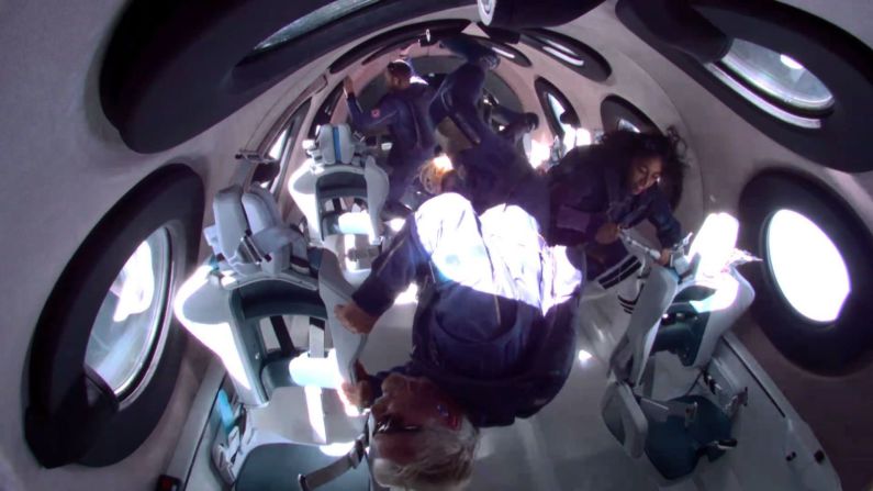 Branson y los demás de la tripulación experimentan la ingravidez en el borde del espacio.