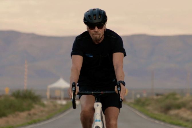 Branson llega a Spaceport America en bicicleta justo después del amanecer.