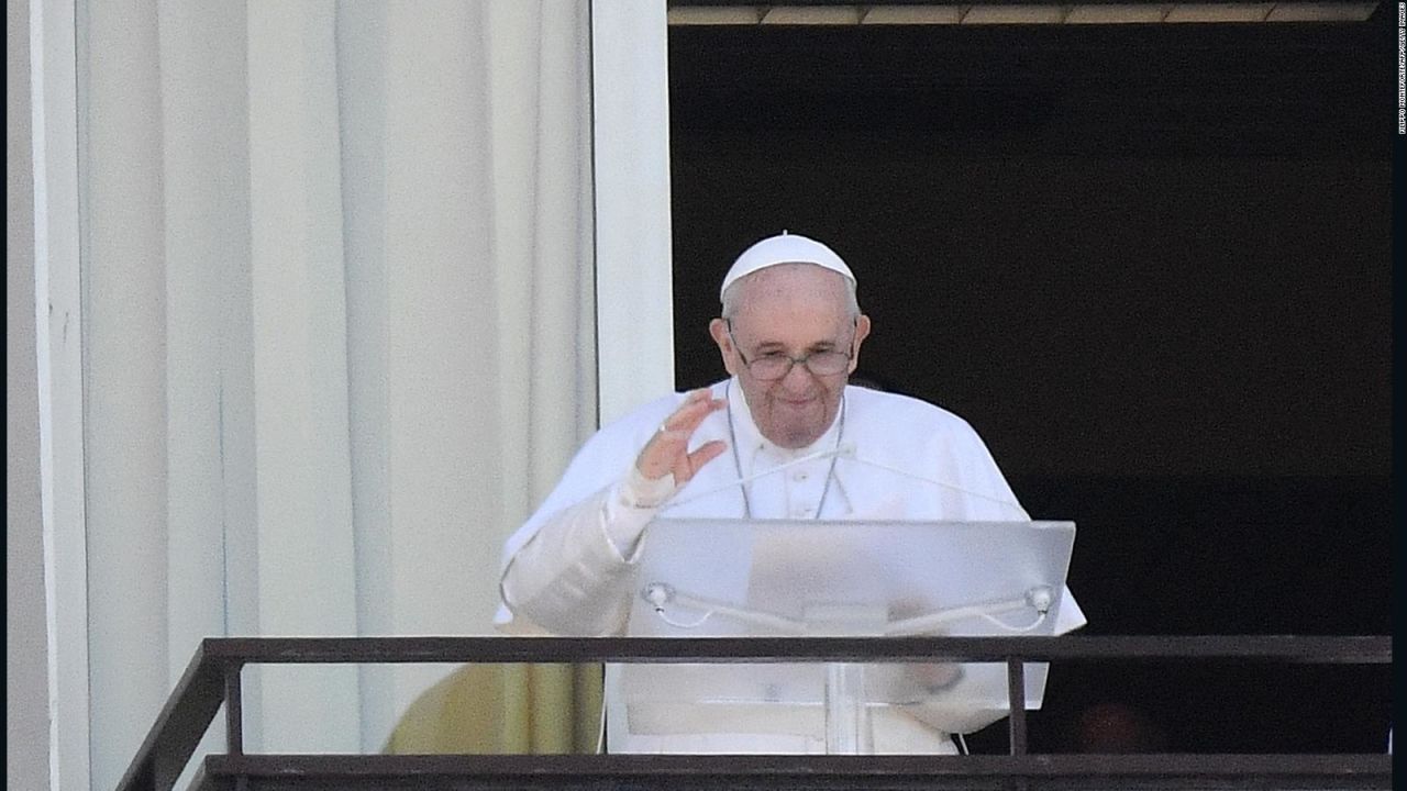 CNNE 1029946 - papa francisco aparece ante feligreses tras cirugia