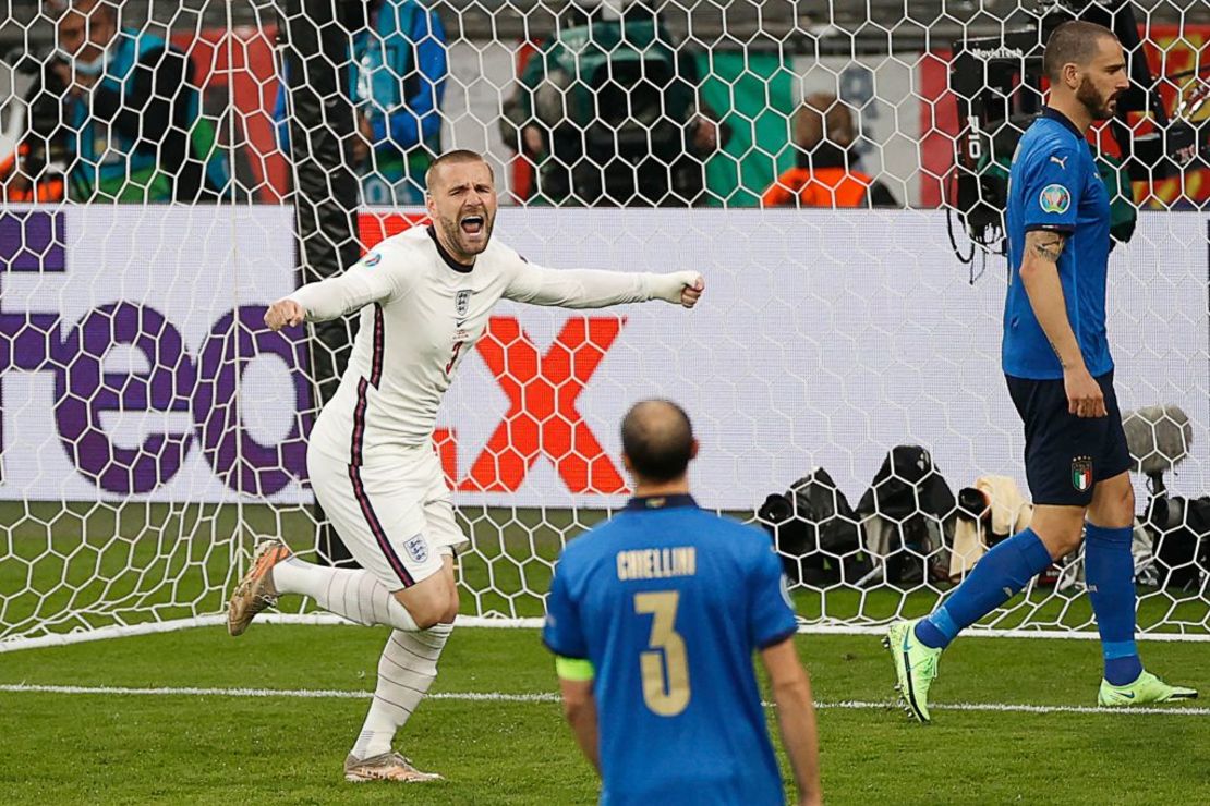 Shaw grita su gol al minuto 2 de la final de la Eurocopa.