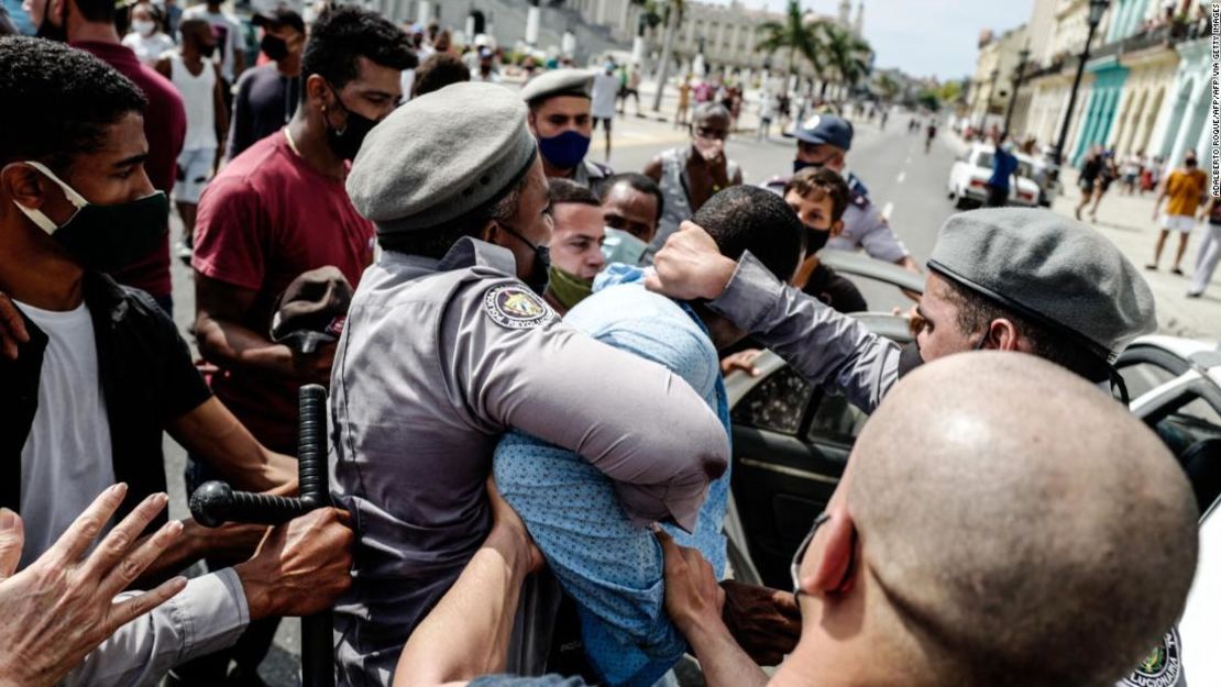 Las imágenes parecían mostrar protestas en diferentes partes del país el domingo, incluida la capital, La Habana, que se ve aquí.