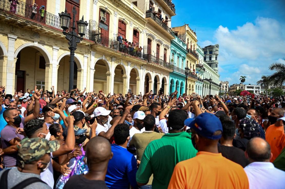 La gente participa en una manifestación contra el gobierno del presidente cubano Miguel Díaz-Canel en La Habana, el 11 de julio de 2021. Crédito: YAMIL LAGE / AFP a través de Getty Images