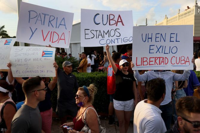 Luego de que centenares de personas inconformes tomaran las calles de Cuba para pedir más libertades, entre otras exigencias, en Miami cientos de personas se congregaron en el icónico restaurante Versailles, ubicado en la calle 8, para manifestar su solidaridad con quienes demandan cambios en la isla.