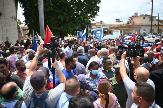 En la ciudad de San Antonio de los Baños, en las afueras de la provincia de La Habana, cientos de personas desafiaron una fuerte presencia policial para ventilar sus denuncias.