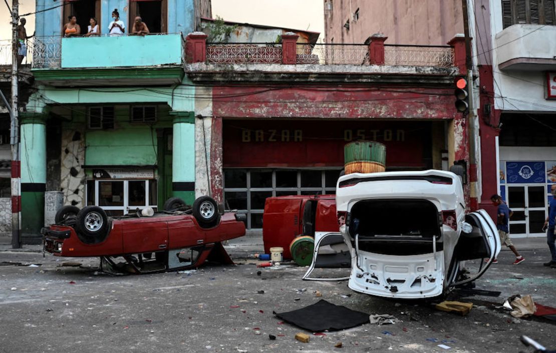 Coches de la policía se ven volcados en una calle en La Habana.