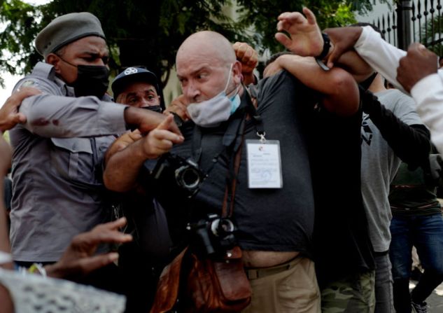 El fotógrafo español de AP Ramón Espinosa es agredido por la policía mientras cubría una manifestación contra el presidente cubano Miguel Díaz-Canel en La Habana.