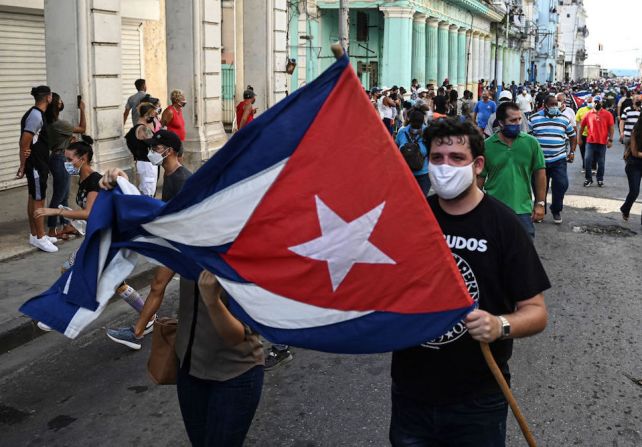 Personas participan en una manifestación para apoyar al gobierno del presidente cubano Miguel Díaz-Canel en La Habana.