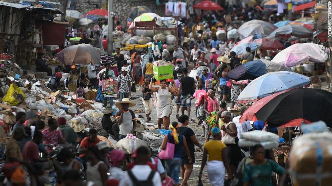 Una mujer lleva sus pertenencias en el mercado de Petion-Ville en Puerto Príncipe, Haití, el 11 de julio, cuatro días después del asesinato del presidente Jovenel Moïse.