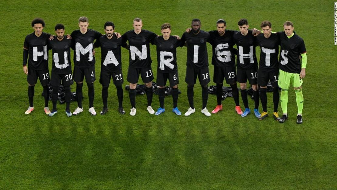 ¿Habrá protestas de los futbolistas durante el Mundial de 2022? Jugadores de Alemania aparecen con camisetas en las que se lee "Derechos Humanos" antes del partido de clasificación para la Copa Mundial de la FIFA 2022 entre Alemania e Islandia, el 25 de marzo de 2021 en Duisburgo, Alemania.
