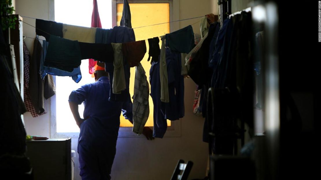 Un trabajador de Nepal mira por la ventana de su habitación en un campamento privado que alberga a trabajadores extranjeros en Doha, el 3 de mayo de 2015.