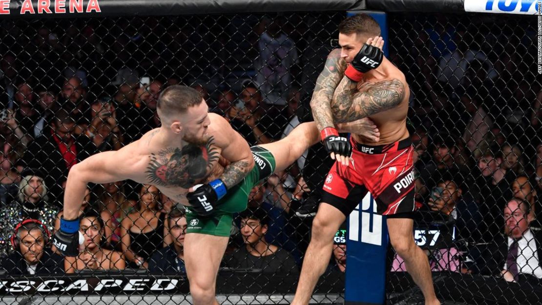 McGregor patea a Poirier durante el evento UFC 264 en el T-Mobile Arena de Las Vegas, Nevada.