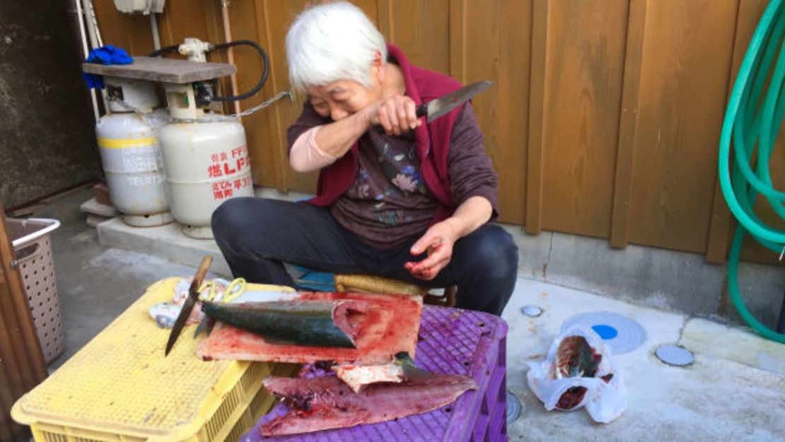 La vecina de la autora destripa a un pescado en su casa, en Eno, Japón.Crédito: Rebecca Saunders