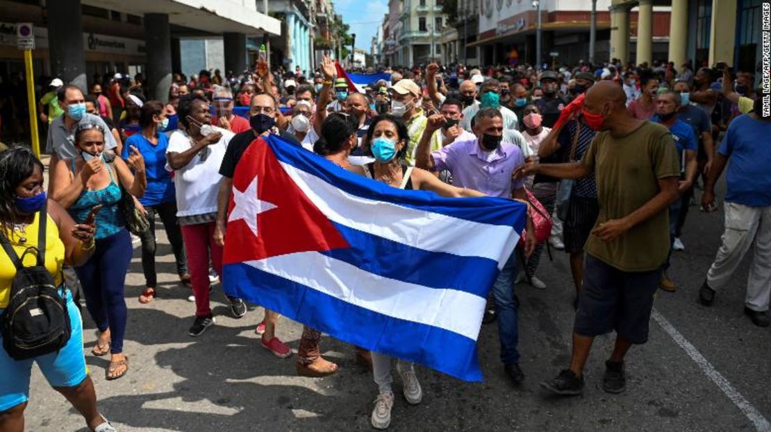 La gente participa en una manifestación de apoyo al gobierno del presidente cubano Miguel Díaz-Canel en La Habana, el 11 de julio.