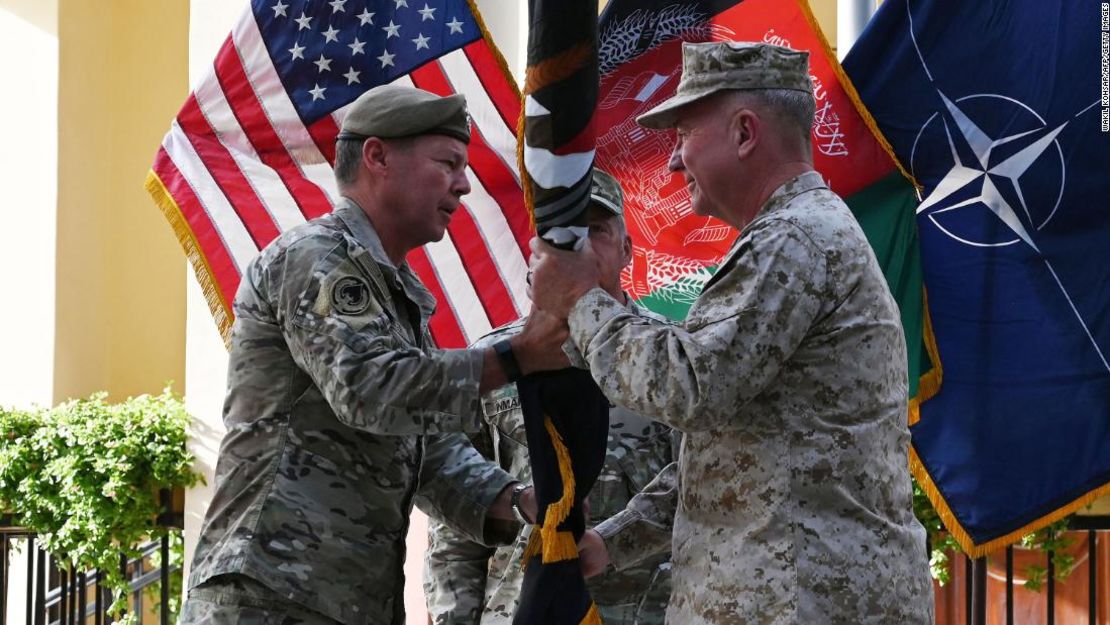 El general Austin Miller, comandante estadounidense en Afganistán, pasa la bandera de la operación Resolute Support al general Kenneth McKenzie, del Comando Central de EE.UU., el 12 de julio.