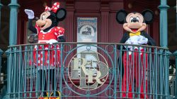 CNNE 1031063 - disney y bancos llevan acciones a maximos historicos