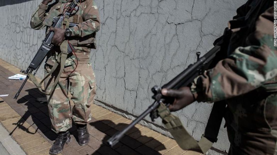 Los soldados de la Fuerza de Defensa Nacional de Sudáfrica están desplegados en Soweto para ayudar a la policía a hacer frente a la violencia y los saqueos.