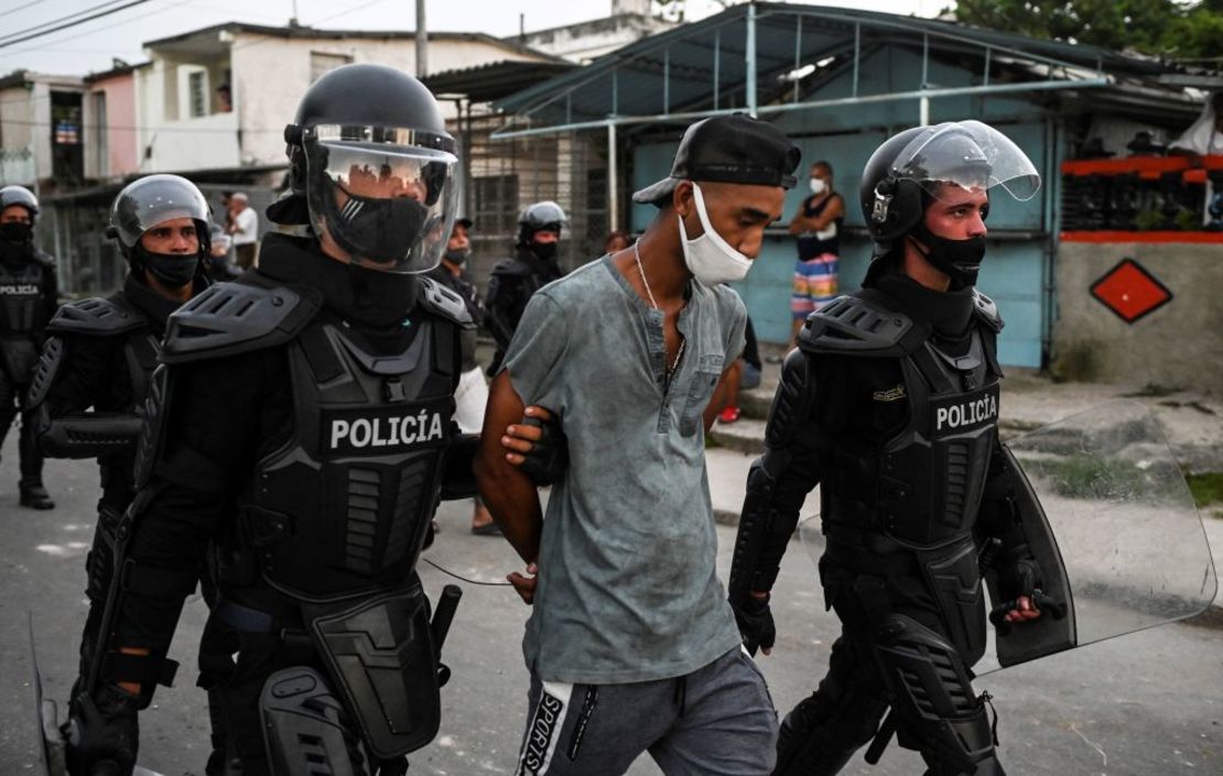 Un hombre es arrestado durante una protesta contra el gobierno de Cuba el 12 de julio de 2021