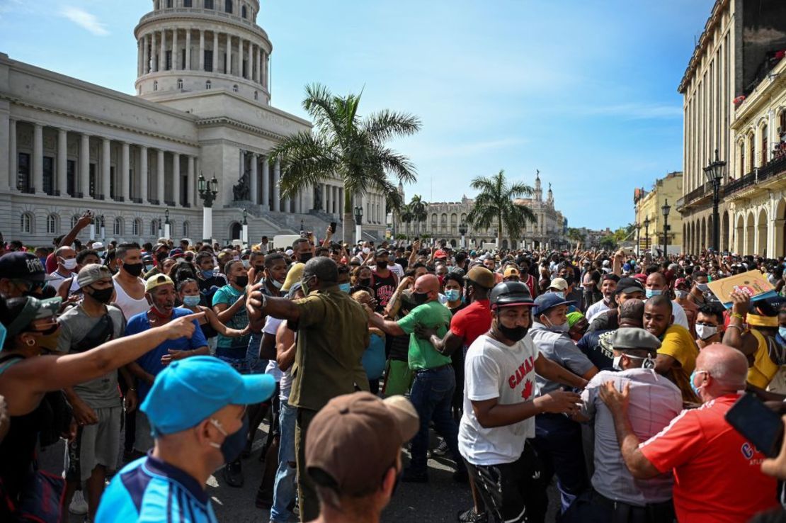 Personas participan de una manifestación contra el gobierno en La Habana el 11 de julio.