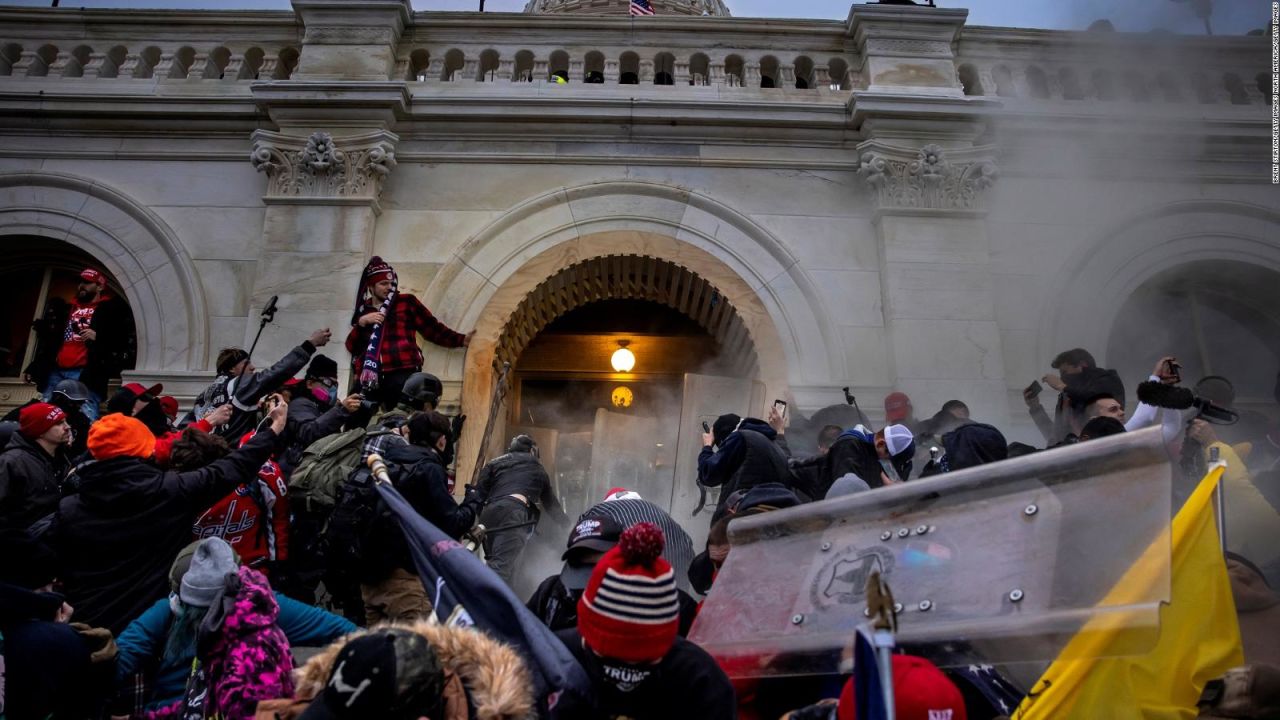 CNNE 1031376 - mira-el-asalto-al-capitolio-desde-el-medio-de-la-multitud