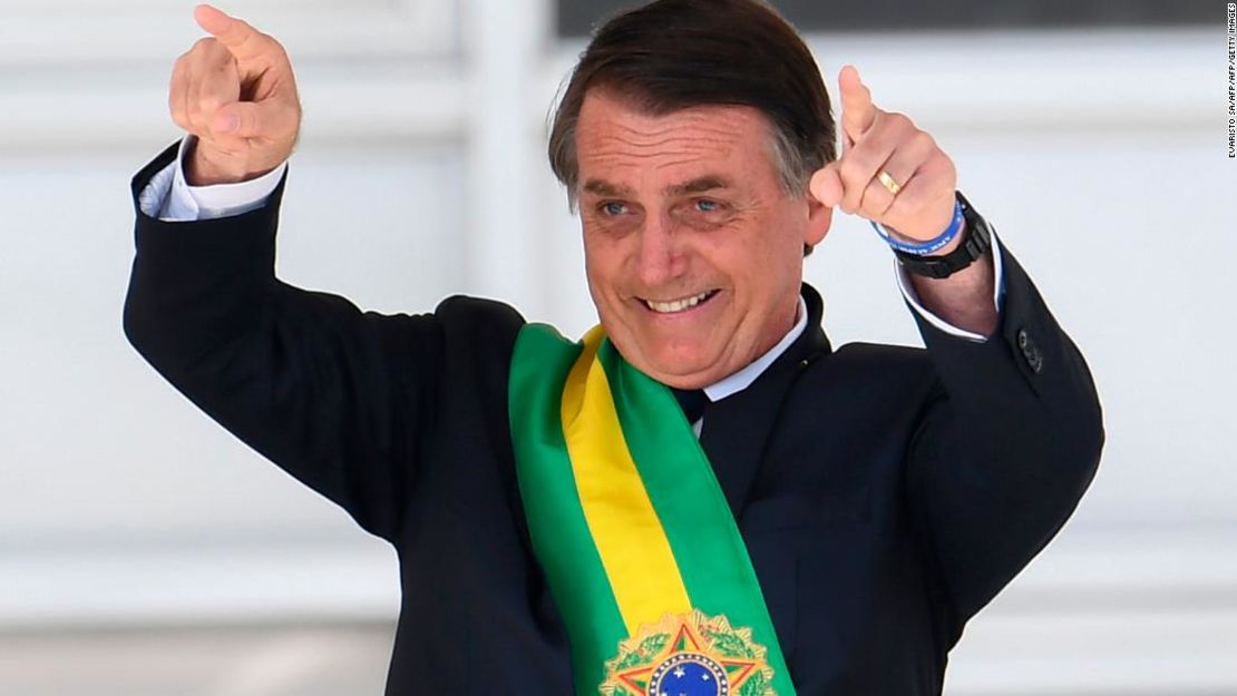 El presidente de Brasil, Jair Bolsonaro, hace un gesto tras recibir la banda presidencial de manos del presidente saliente de Brasil, Michel Temer (fuera de cuadro), en el Palacio de Planalto, en Brasilia, el 1 de enero de 2019.