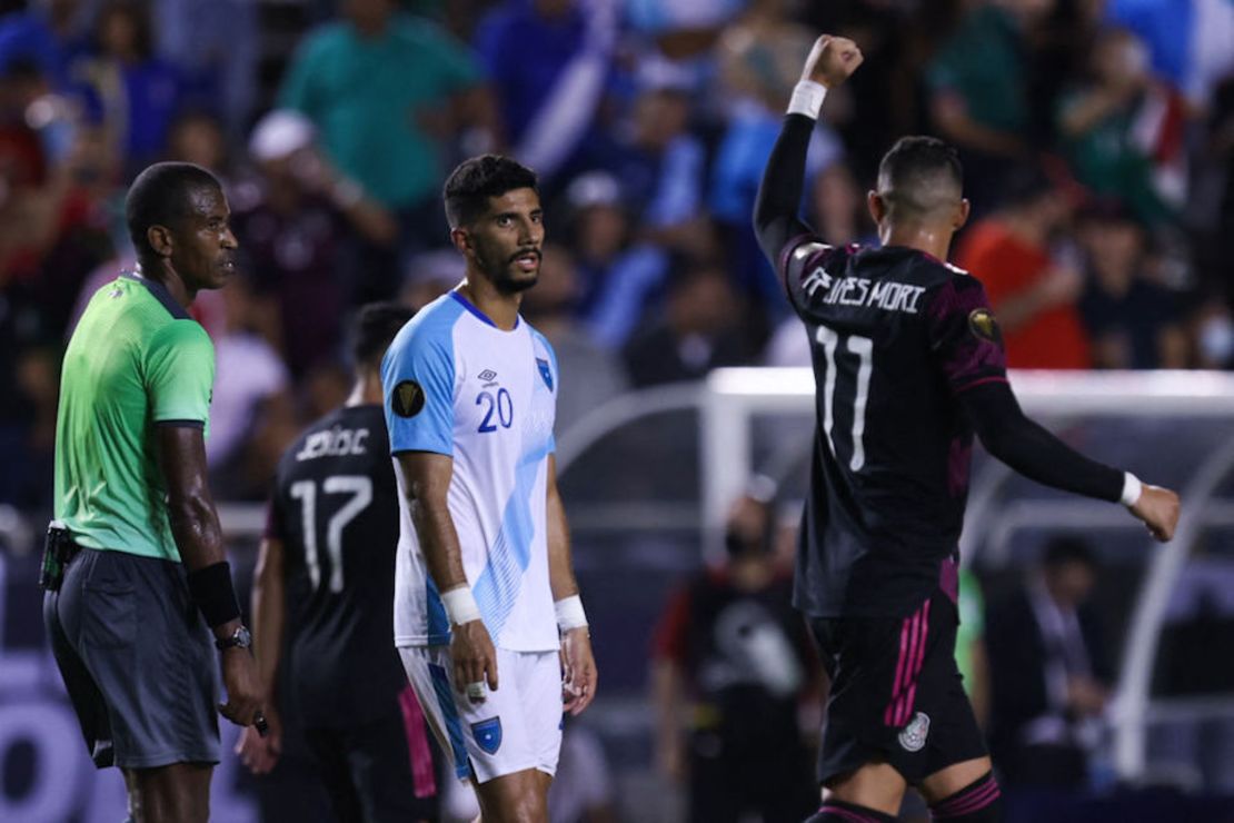 Rogelio Funes Mori, de México, celebra su segundo gol contra Guatemala en Copa Oro.