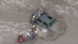 CNNE 1032188 - rescatan a una familia de un auto en las inundaciones