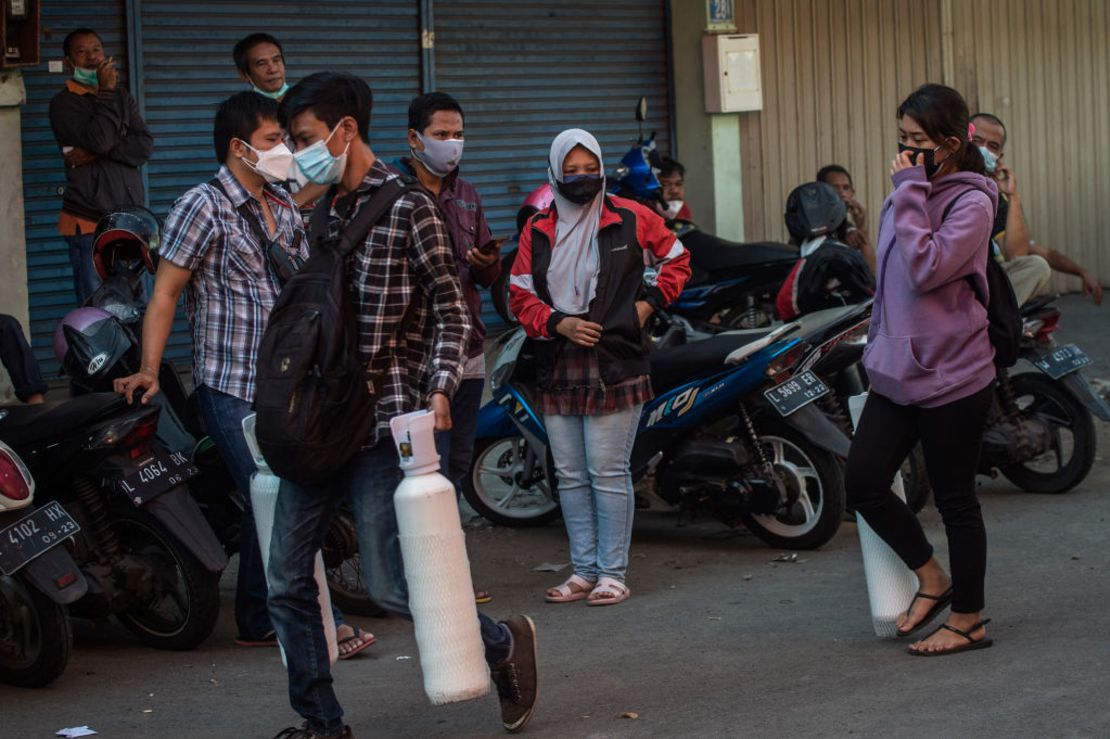 Residentes en Surabaya, la segunda ciudad más grande de Indonesia, forman fila para rellenar tanques de oxígeno el 15 de julio.