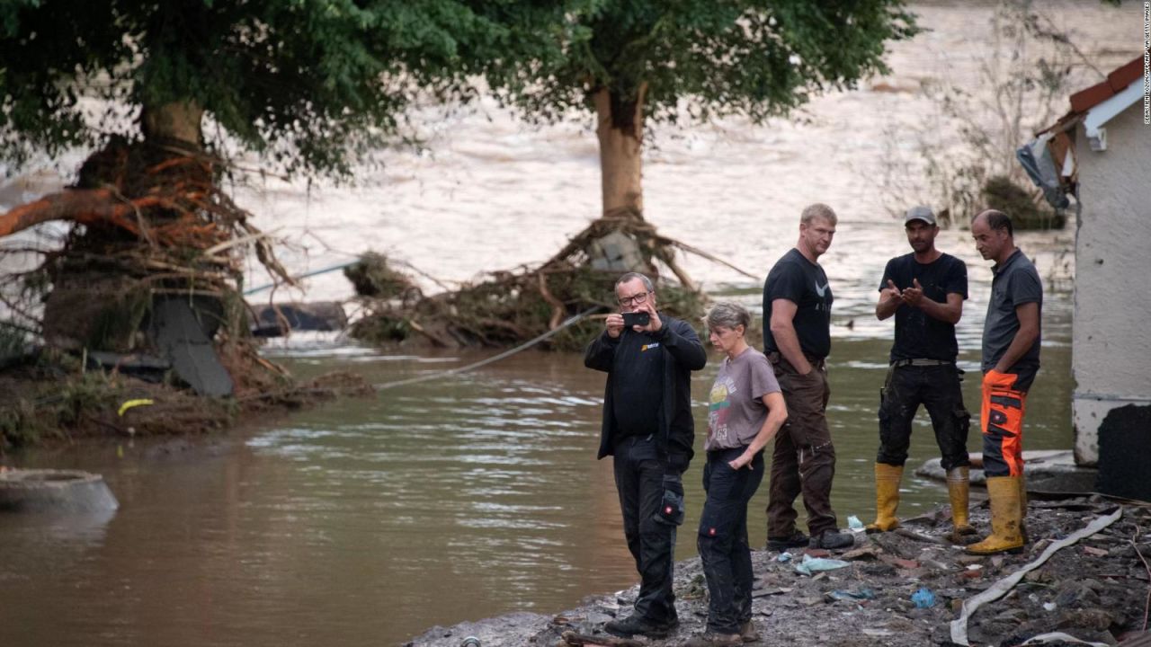 CNNE 1032514 - inundaciones provocan muertes en alemania y belgica