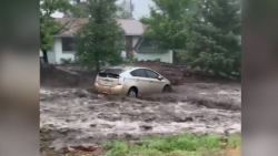 CNNE 1032654 - el momento en que una inundacion arrastra un auto