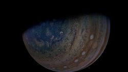 CNNE 1032709 - increibles imagenes de ganimedes, la luna de jupiter