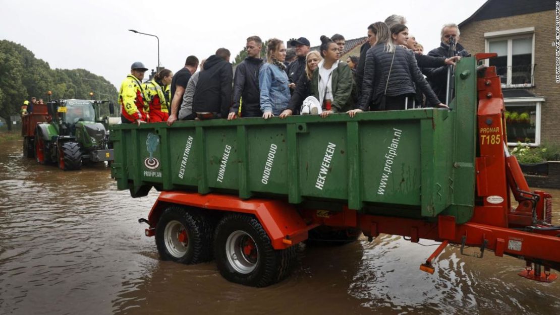 La brigada de bomeros de los Países Bajos evacúa a habitantes de South Limburg.