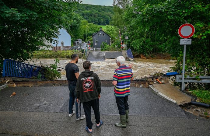 Personas miran un cruce de ferrocarril que fue destruido por las inundaciones en Priorei, Alemania. Sascha Schuermann / AFP / Getty Images