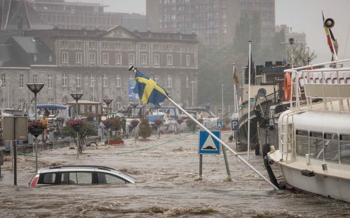 Un automóvil flota en el río Mosa durante las fuertes inundaciones en Lieja, Bélgica, el jueves. Valentin Bianchi / AP