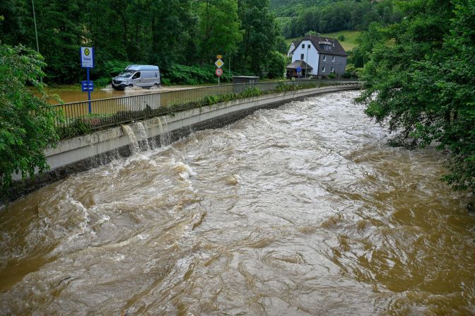 El río Volme se desborda en Priorei, Alemania, el jueves. Sascha Schuermann / AFP / Getty Images