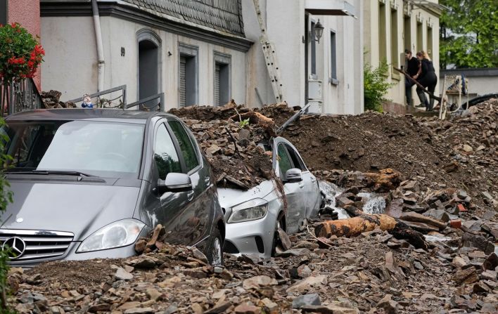 Coches quedaron cubiertos de escombros en Hagen, Alemania. Martin Meissner / AP