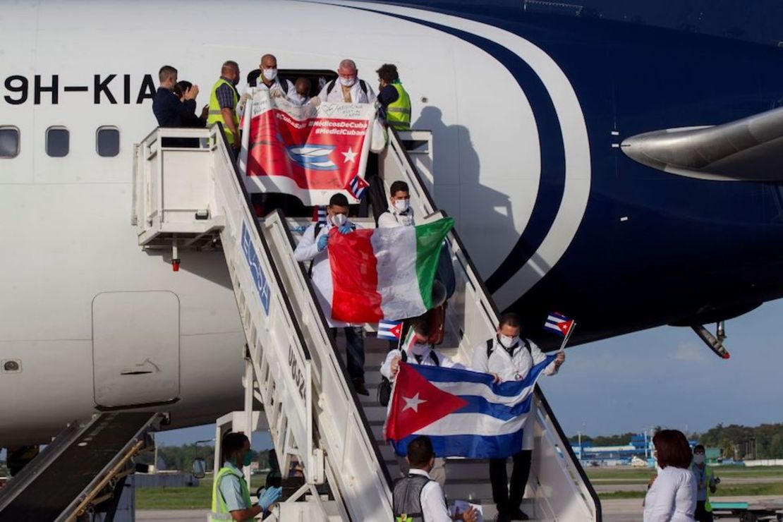 En esta imagen de archivo se ve a la primera brigada médica cubana del Contingente 'Henry Reeve' procedente de Italia a su llegada al Aeropuerto Internacional José Martí de La Habana el 8 de junio de 2020. (Photo by Ismael FRANCISCO / POOL / AFP)