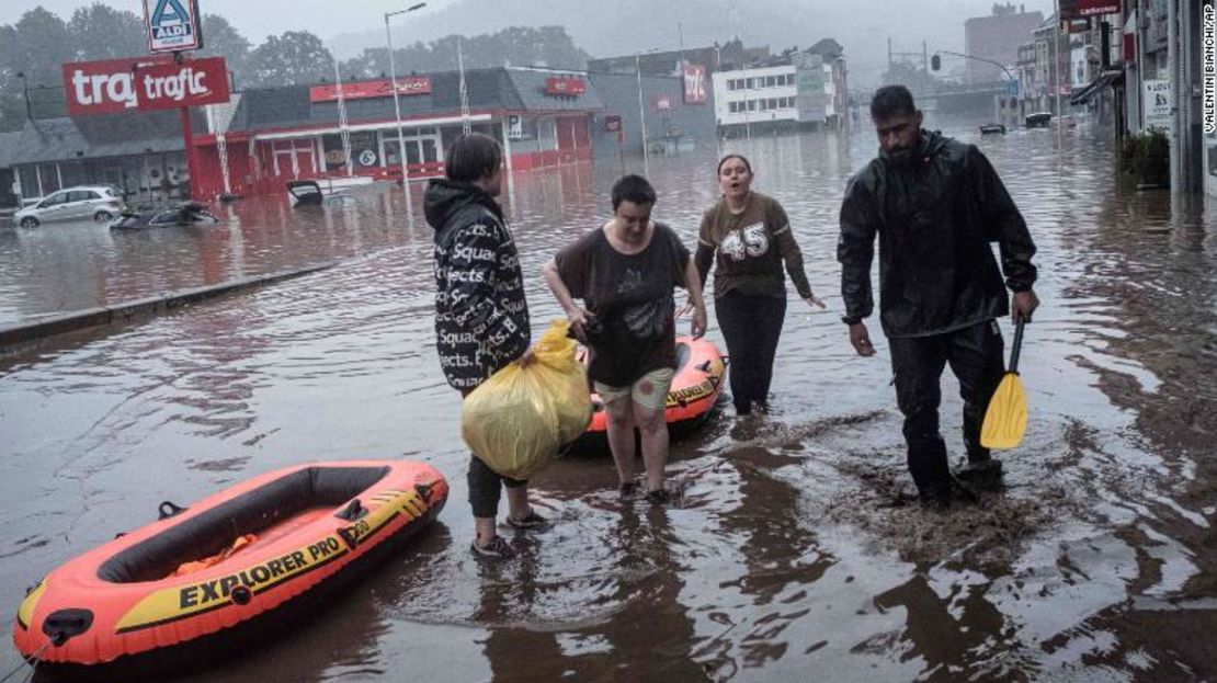 Residentes usan balsas de goma para evacuar después de que el río Mosa salió de su cauce durante fuertes inundaciones en Lieja, Bélgica, el jueves.