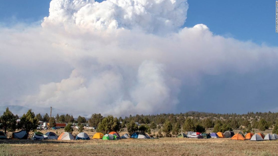 Una nube causada por el incendio forestal Bootleg, vista desde la base de operaciones en Bly, Oregon, el 15 de julio.