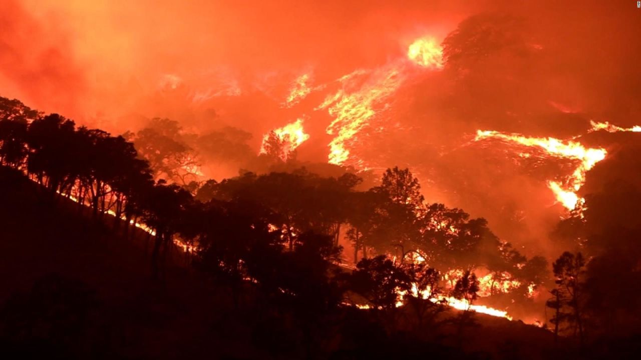 CNNE 1033198 - evacuan a todo un pueblo por los incendios forestales