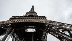 CNNE 1033209 - la torre eiffel vuelve a estar abierta a turistas