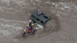 CNNE 1033221 - rescate de un padre y sus hijas en medio de inundaciones