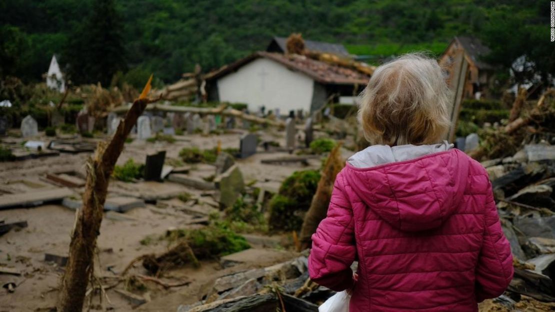 Antoinette Steinhoff se encuentra en el borde del cementerio inundado en Altenahr.