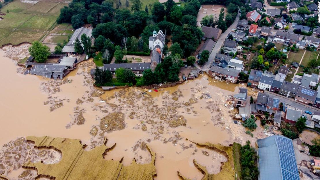 Un castillo dañado, a la izquierda, se ve en Erftstadt-Blessem, Alemania, el sábado 17 de julio de 2021.