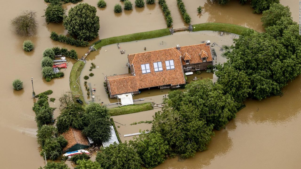 CNNE 1033577 - familias atrapadas por inundaciones extremas en europa